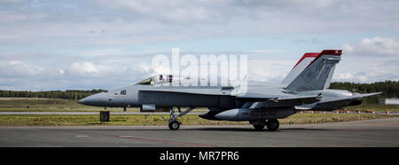 F/A-18C Hornet ist ein multifunktionales Kampfflugzeug, das McDonnell Douglas für die US-Marine entwickelt hat. Das Archivbild zeichnet ein Flugzeug der VMFA-232 auf, das am 24. Mai 2017 bei Exercise Distant Frontier auf der Joint Base Elmendorf-Richardson (Alaska) im Flugbetrieb unterwegs war. Stockfoto