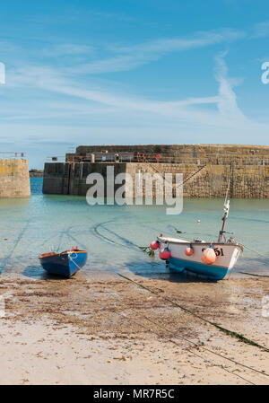 Zwei kleine hölzerne Fischerboote in Fowey, Cornwall, GB Stockfoto