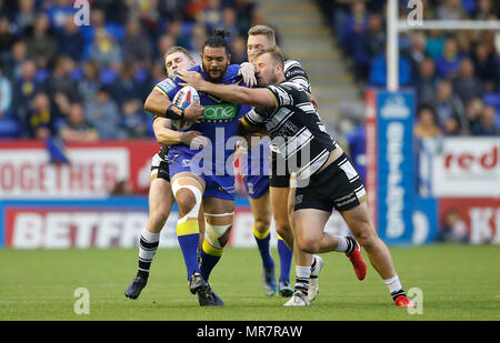 Warrington Wolves' Ben Murdock-Masila wird durch den Rumpf FC Liam Harris und Joe Westerman während der Betfred Super League Match am Halliwell Jones Stadium, Warrington in Angriff genommen. Stockfoto