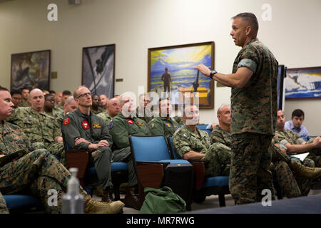 Major General Matthew Glavy spricht Marines und Segler in einem Kreide-Gespräch über die Bedeutung der Koordination mit Navy Gegenstücke während der Ausstieg des Air Command und Steuern vom Schiff ans Ufer während Fett Alligator Aviation Mission Rehearsal Übung am gemeinsamen Expeditionary Base Little Creek, Virginia, 23. Mai 2017. BAAMREX, gehalten in den Expeditionary Kriegsführung Training Gruppe Atlantic Einrichtungen ist eine Übung zur 2. Führungsstab der Marine Aircraft Wing zu Proben und Tactical Air Command Center Vorgänge in einer simulierten Kampf Umgebung ausführen. Genauer gesagt, ist BAAMREX ein oppo Stockfoto