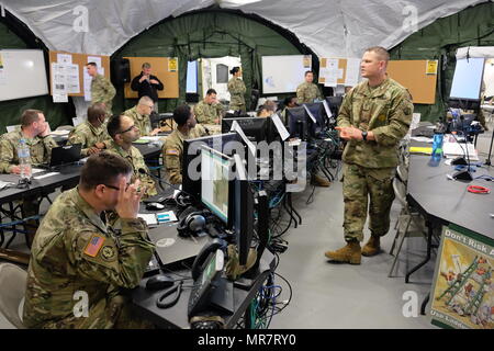 KAISERSLAUTERN, Deutschland - Master Sgt. Pierre Brudnicki, rechts, spricht für den Kampf, den die Mitarbeiter Freitag, 12. Mai 2017 während der 7. Mission Support Command Post Übung an Panzer Kaserne in Kaiserslautern. (Foto durch Oberstleutnant Jefferson Wolfe) Stockfoto