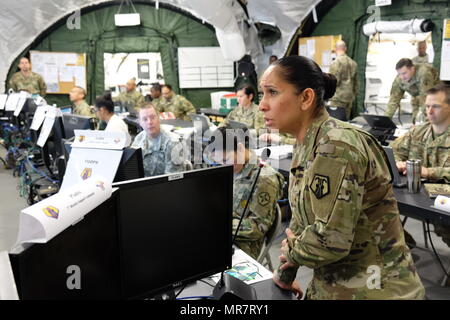 KAISERSLAUTERN, Deutschland - Maj. Maritza Garriga gibt ein Briefing Montag, 15. Mai 2017 während der 7. Mission Support Command Post Übung an Panzer Kaserne in Kaiserslautern. (Foto durch Oberstleutnant Jefferson Wolfe) Stockfoto