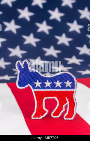 US DNC / Demokrat Party Patch mit Stars and Stripes Flagge. 2026 Halbzeit, 2024 Präsidentschaftswahlen USA, US Primaries, Super Tuesday, Demokraten 2024 Stockfoto