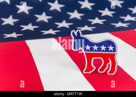 US DNC / Demokrat Party Patch mit Stars and Stripes Flagge. 2026 Halbzeit, 2024 Präsidentschaftswahlen USA, US Primaries, Super Tuesday, Demokraten 2024 Stockfoto