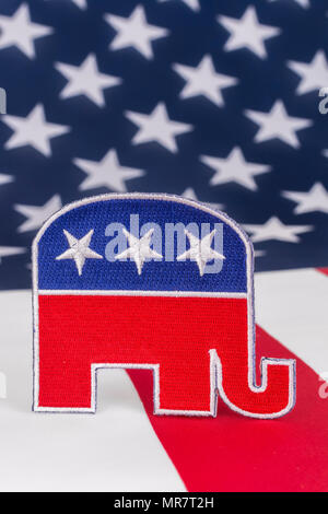 GOP / Republican Party Patch mit Stars & Stripes Flagge. Für US-Halbzeitspiele, Präsidentschaftswahlen, US-Primaries, US-Politik, Republikaner 2024 Rote Welle. Stockfoto