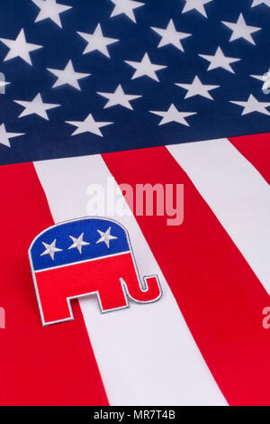 US GOP / Republican Party Patch mit Stars and Stripes Flagge. Metapher 2026 Halbzeitspiele, Präsidentschaftswahlen 2024, US-Primaries, US-Politik, Rote Welle. Stockfoto