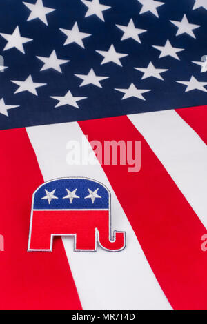 GOP / Republican Party Patch mit Stars & Stripes Flagge. Für US-Halbzeitspiele, Präsidentschaftswahlen, US-Primaries, US-Politik, Republikaner 2024 Rote Welle. Stockfoto