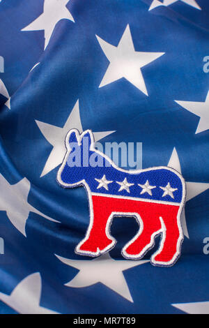 US DNC / Demokrat Party Patch mit Stars and Stripes Flagge. 2026 Halbzeit, 2024 Präsidentschaftswahlen USA, US Primaries, Super Tuesday, Demokraten 2024 Stockfoto