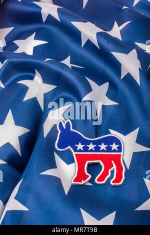 US DNC / Demokrat Party Patch mit Stars and Stripes Flagge. 2026 Halbzeit, 2024 Präsidentschaftswahlen USA, US Primaries, Super Tuesday, Demokraten 2024 Stockfoto