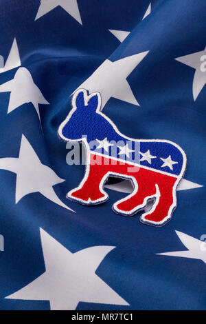 US DNC / Demokrat Party Patch mit Stars and Stripes Flagge. 2026 Halbzeit, 2024 Präsidentschaftswahlen USA, US Primaries, Super Tuesday, Demokraten 2024 Stockfoto