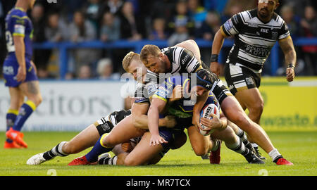 Warrington Wolves' Chris Hill ist der Rumpf FC Danny Houghton, Brad Fash und Joe Westerman (rechts), während der Betfred Super League Match am Halliwell Jones Stadium, Warrington in Angriff genommen. Stockfoto