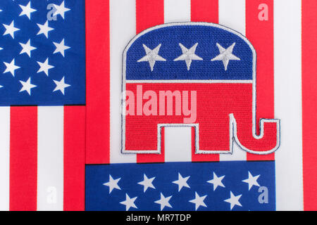 GOP / Republican Party Patch mit Stars & Stripes Flagge. Für US-Halbzeitspiele, Präsidentschaftswahlen, US-Primaries, US-Politik, Republikaner 2024 Rote Welle. Stockfoto