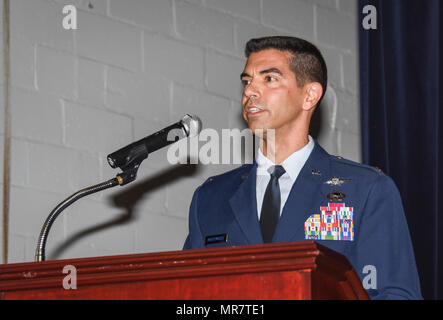 Kol. Matteo Martemucci, 70. Intelligenz, Überwachung und Aufklärung Wing Commander, spricht das Publikum während der 70. ISR Flügel-Änderung der Befehl Zeremonie, 17. Mai 2017 in Fort George G. Meade, Maryland (U.S. Air Force Foto/Staff Sgt. AJ Hyatt) Stockfoto