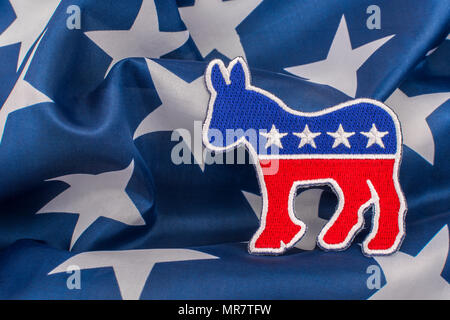 US DNC / Demokrat Party Patch mit Stars and Stripes Flagge. 2026 Halbzeit, 2024 Präsidentschaftswahlen USA, US Primaries, Super Tuesday, Demokraten 2024 Stockfoto