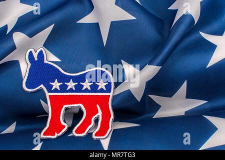 US DNC / Demokrat Party Patch mit Stars and Stripes Flagge. 2026 Halbzeit, 2024 Präsidentschaftswahlen USA, US Primaries, Super Tuesday, Demokraten 2024 Stockfoto