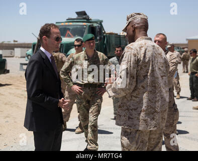 Colonel David Gibbs, grüßt rechts, Kommandierender Offizier der Team Polizei, Task Force Southwest The Honorable Dominic Jermey, links, der britische Botschafter in Afghanistan und Generalmajor Martin Smith, Center, zum Berater für das Innenministerium auf Bost Flugplatz in der Provinz Helmand, Afghanistan, 24. Mai 2017. Kol. Gibbs zeigten die aufstrebenden Besucher um die Verbindung, die Heimat der 505th Zone Sitz und die US-Marines mit Task Force Southwest.  Rund 300 Marines und Segler mit Task Force Southwest training, Beratung und Unterstützung der afghanischen Nationalarmee 215. Co Stockfoto