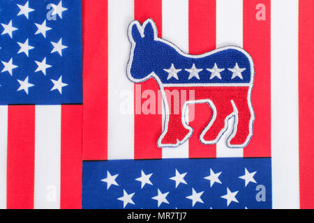 US DNC / Demokrat Party Patch mit Stars and Stripes Flagge. 2026 Halbzeit, 2024 Präsidentschaftswahlen USA, US Primaries, Super Tuesday, Demokraten 2024 Stockfoto