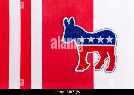 US DNC / Demokrat Party Patch mit Stars and Stripes Flagge. 2026 Halbzeit, 2024 Präsidentschaftswahlen USA, US Primaries, Super Tuesday, Demokraten 2024 Stockfoto