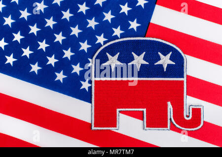 GOP / Republican Party Patch mit Stars & Stripes Flagge. Für US-Halbzeitspiele, Präsidentschaftswahlen, US-Primaries, US-Politik, Republikaner 2024 Rote Welle. Stockfoto