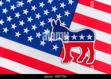 US DNC / Demokrat Party Patch mit Stars and Stripes Flagge. 2026 Halbzeit, 2024 Präsidentschaftswahlen USA, US Primaries, Super Tuesday, Demokraten 2024 Stockfoto