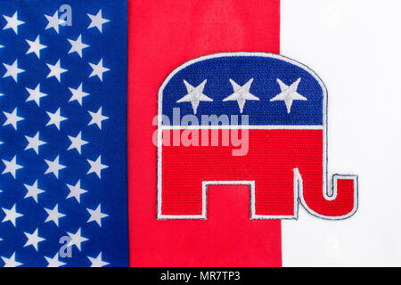 GOP / Republican Party Patch mit Stars & Stripes Flagge. Für US-Halbzeitspiele, Präsidentschaftswahlen, US-Primaries, US-Politik, Republikaner 2024 Rote Welle. Stockfoto