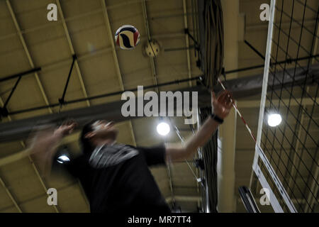 Kapitän Karl Grosselin, der Trainer von der Luftwaffe Männer volleyball Team, serviert eine Volleyball während der Praxis an hurlburt Field, Fla., 23. Mai 2017. Grosselin ist der Space superiority Direktion am Los Angeles Air Force Base, Calif (USA zugewiesen Air Force Foto von Flieger 1. Klasse Dennis Spanien) Stockfoto