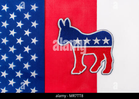 US DNC / Demokrat Party Patch mit Stars and Stripes Flagge. 2026 Halbzeit, 2024 Präsidentschaftswahlen USA, US Primaries, Super Tuesday, Demokraten 2024 Stockfoto