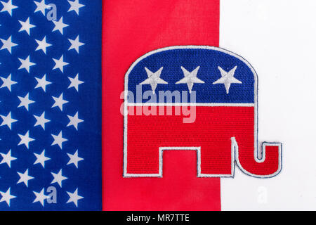 GOP / Republican Party Patch mit Stars & Stripes Flagge. Für US-Halbzeitspiele, Präsidentschaftswahlen, US-Primaries, US-Politik, Republikaner 2024 Rote Welle. Stockfoto