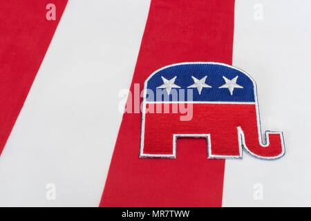 GOP / Republican Party Patch mit Stars & Stripes Flagge. Für US-Halbzeitspiele, Präsidentschaftswahlen, US-Primaries, US-Politik, Republikaner 2024 Rote Welle. Stockfoto