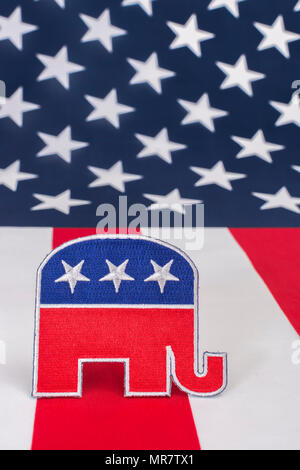 GOP / Republican Party Patch mit Stars & Stripes Flagge. Für US-Halbzeitspiele, Präsidentschaftswahlen, US-Primaries, US-Politik, Republikaner 2024 Rote Welle. Stockfoto