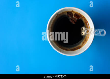 Instant Kaffee im Pappbecher auf Hellblau pastell Hintergrund Stockfoto