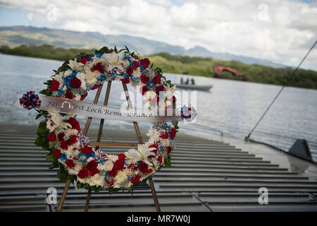 170520-N-AV 234-0018 Pearl Harbor (20. Mai 2017) ein Denkmal Kranzniederlegung in der 73 West Loch Disaster Gedenkveranstaltung zu den Gewässern von West Loch dargestellt wird als Zeichen des Respekts und der Erinnerung an die gemeinsame Basis Pearl Harbor-Hickam, 20. Mai 2017. Mai 21, 1944, 163 Personen gestorben und 396 wurden in Was war der zweitgrößte Tragödie von Pearl Harbor während des Krieges verletzt. Der Armee 8 Theater Sustainment Command Gastgeber der Veranstaltung an Bord der Logistik Support Vessel-2, die der Chief Warrant Officer 3 Harold C. Unzer, für Führungskräfte aus der Air Force, Navy, Marines und Coast Guard. Stockfoto