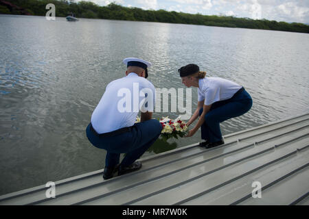 170520-N-AV 234-0018 Pearl Harbor (20. Mai 2017) ein Denkmal Kranzniederlegung in der 73 West Loch Disaster Gedenkveranstaltung zu den Gewässern von West Loch dargestellt wird als Zeichen des Respekts und der Erinnerung an die gemeinsame Basis Pearl Harbor-Hickam, 20. Mai 2017. Mai 21, 1944, 163 Personen gestorben und 396 wurden in Was war die größte Tragödie von Pearl Harbor während des Krieges verletzt. Der Armee 8 Theater Sustainment Command Gastgeber der Veranstaltung an Bord der Logistik Support Vessel-2, die der Chief Warrant Officer 3 Harold C. Unzer, für Führungskräfte aus der Air Force, Navy, Marines und Coast Guard. Stockfoto