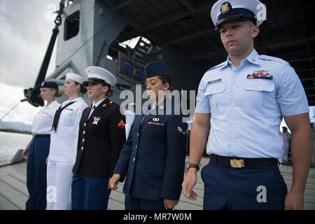 170520-N-AV 234-0089 Pearl Harbor (20. Mai 2017) Der jüngste Service Mitglieder aus der Army, Air Force, Navy, Marines und Küstenwache lag ein wreathe im Wasser an der West Loch der 73 West Loch Disaster Gedenkveranstaltungen als Zeichen des Respekts und der Erinnerung an die gemeinsame Basis Pearl Harbor-Hickam, 20. Mai 2017 zu Ehren. Mai 21, 1944, 163 Personen gestorben und 396 wurden in Was war der zweitgrößte Tragödie von Pearl Harbor während des Krieges verletzt. Der Armee 8 Theater Sustainment Command Gastgeber der Veranstaltung an Bord der Logistik Support Vessel-2, die der Chief Warrant Officer 3 Harold C. Unzer, für Stockfoto