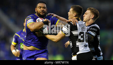 Warrington Wolves' Ben Murdock-Masila wird durch den Rumpf FC Cameron Scott und Liam Harris (rechts) während der Betfred Super League Match am Halliwell Jones Stadium, Warrington in Angriff genommen. Stockfoto