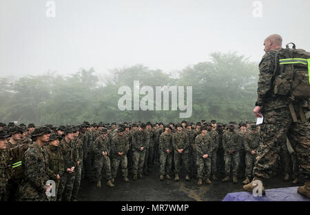 Oberstleutnant Kemper Jones gibt eine motivierende Rede zu seiner Marines während des 50-Meile Wanderung Herausforderung, Mai 15-17, 2017, an kombinierten Waffen Training Center Camp Fuji, Japan. Die 50 Meile Wanderung Herausforderung stammt aus dem Jahr 1908, als Präsident Theodore Roosevelt Executive Order 989, Leutnants und Kapitäne in der Marine Corps zu 50-Meilen in nicht mehr als 20 Stunden zu Fuß unterzeichnet. Jones ist der kommandierende Offizier der 3rd Battalion, 14th Marine Regiment. Die Marines sind mit 3Rd Battalion, 14th Marines vorwärts von Camp Lejeune in North Carolina zu III Marine Expeditionary Force unter der Anlage deploym bereitgestellt Stockfoto