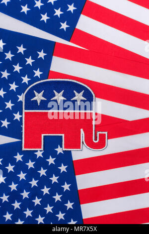 US GOP / Republican Party Patch mit Stars and Stripes Flagge. Metapher 2026 Halbzeitspiele, Präsidentschaftswahlen 2024, US-Primaries, US-Politik, Rote Welle. Stockfoto