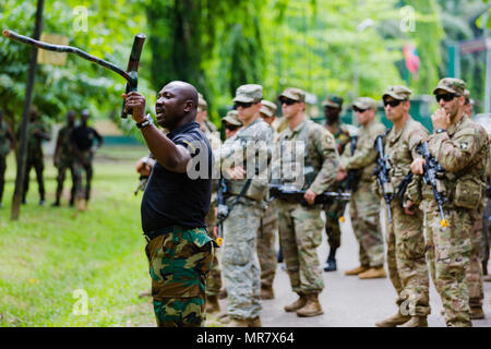 Ghana Streitkräfte Maj. Jakob Codjoe, Kommandant der Jungle Warfare School, erklärt, wie ein Hinterhalt während United Accord 2017 Jungle Warfare Schule in Achiase Militärbasis, Akim Oda, Ghana, 20. Mai 2017 durchführen. Die Jungle Warfare School ist eine Reihe von situativen Übungen entwickelt, die Teilnehmer in die Train-Aufstand und die innere Sicherheit. (U.S. Armee Foto von SPC. Victor Perez Vargas) Stockfoto