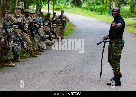 Ghana Streitkräfte Maj. Jakob Codjoe, Kommandant der Jungle Warfare School, erklärt, wie ein Hinterhalt während United Accord 2017 Jungle Warfare Schule in Achiase Militärbasis, Akim Oda, Ghana, 20. Mai 2017 durchführen. Die Jungle Warfare School ist eine Reihe von situativen Übungen entwickelt, die Teilnehmer in die Train-Aufstand und die innere Sicherheit. (U.S. Armee Foto von SPC. Victor Perez Vargas) Stockfoto