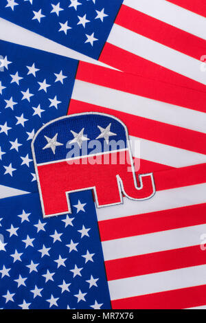 US GOP / Republican Party Patch mit Stars and Stripes Flagge. Metapher 2026 Halbzeitspiele, Präsidentschaftswahlen 2024, US-Primaries, US-Politik, Rote Welle. Stockfoto