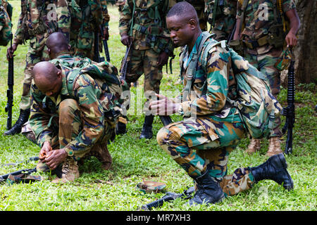 Ghanaische Soldaten der Bundeswehr bereiten Sie eine RAID-Bohrer während United Accord 2017 Jungle Warfare Schule in Achiase Militärbasis, Akim Oda, Ghana, 20. Mai 2017 Demostrate. Die Jungle Warfare School ist eine Reihe von situativen Übungen entwickelt, die Teilnehmer in die Train-Aufstand und die innere Sicherheit. (U.S. Armee Foto von SPC. Victor Perez Vargas) Stockfoto