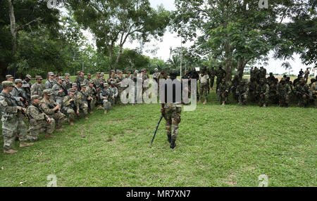 Ghana Streitkräfte Maj. Jakob Codjoe, Kommandant der Jungle Warfare School, gibt einen kurzen auf US-Soldaten auf die 1 Battalion, 506Th Infantry Regiment, 1st Brigade Combat Team, Luftlandedivision bei United Accord 2017 auf Achiase Militärbasis in Akim Oda, Ghana am 20. Mai 2017. Die Jungle Warfare School ist eine Reihe von situativen Übungen entwickelt, die Teilnehmer in die Train-Aufstand und die innere Sicherheit. (U.S. Armee Foto von Pfc. Joseph Freund) Stockfoto