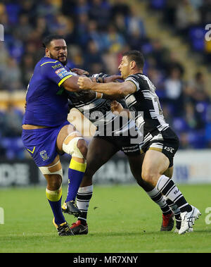 Warrington Wolves' Ben Murdock-Masila wird durch den Rumpf FC Masimbaashe Matongo und Mark Minichiello während der Betfred Super League Match am Halliwell Jones Stadium, Warrington in Angriff genommen. Stockfoto