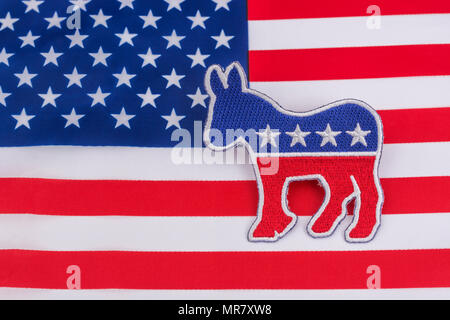 US DNC / Demokrat Party Patch mit Stars and Stripes Flagge. 2026 Halbzeit, 2024 Präsidentschaftswahlen USA, US Primaries, Super Tuesday, Demokraten 2024 Stockfoto