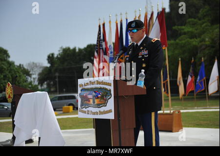 Oberst Michael T. Harvey, Fort Buchanan Garnison Commander liefert Bemerkungen während der Memorial Day Zeremonie Soldaten Plaza auf Fort Buchanan, 24.Mai. Stockfoto