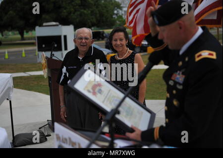 Oberst Michael T. Harvey, Fort Buchana Garnison Commander vergibt den "Sentinel" Preis an Generalmajor (Ret) Felix A. Santoni und seine Frau Carmen I. Santoni während der Memorial Day Zeremonie Soldaten Plaza auf Fort Buchanan, 24.Mai. Stockfoto