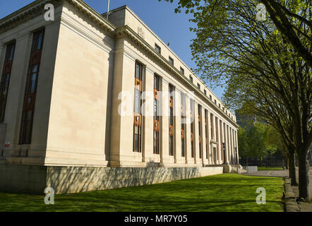 Weitwinkelaufnahme eines der grössten Bürogebäude der walisischen Regierung in Cathay Park. Teil der bürgerlichen Mitte von Cardiff, Denkmalgeschützte Stockfoto