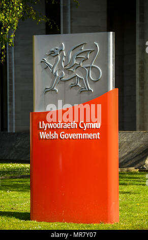 Zeichen mit Emblem außerhalb des Büros des Waliser Regierung in Cathays Park, Cardiff Stockfoto