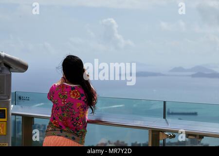 Ein sightseer auf Lamma Island, Hong Kong, gesehen vom Victoria Peak auf Hong Kong Island suchen und mit Blick auf die Stadt. Stockfoto