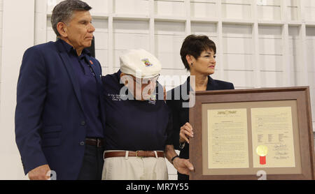 US Marine Corps Generalmajor (Ret) Juan Ayala (links) und Texas Senator Dr. Donna Campbell (rechts) vielen US Armee-Luftwaffe Oberstleutnant (i.r.) Richard E. Cole (Mitte) für seine Verdienste mit dem Doolittle Raiders auf Samstag, 20. Mai 2017 bei einer ersten Weltkrieges gedenken Veranstaltung in San Antonio, Texas in Brooks City Base Hangar 9. Moderiert wurde die Veranstaltung durch die Stadt von San Antonio-Abteilung für militärische Angelegenheiten, diejenigen ehren, die im I. Weltkrieg (US Army Reserve Foto von Spc. Kati Waxler) serviert Stockfoto